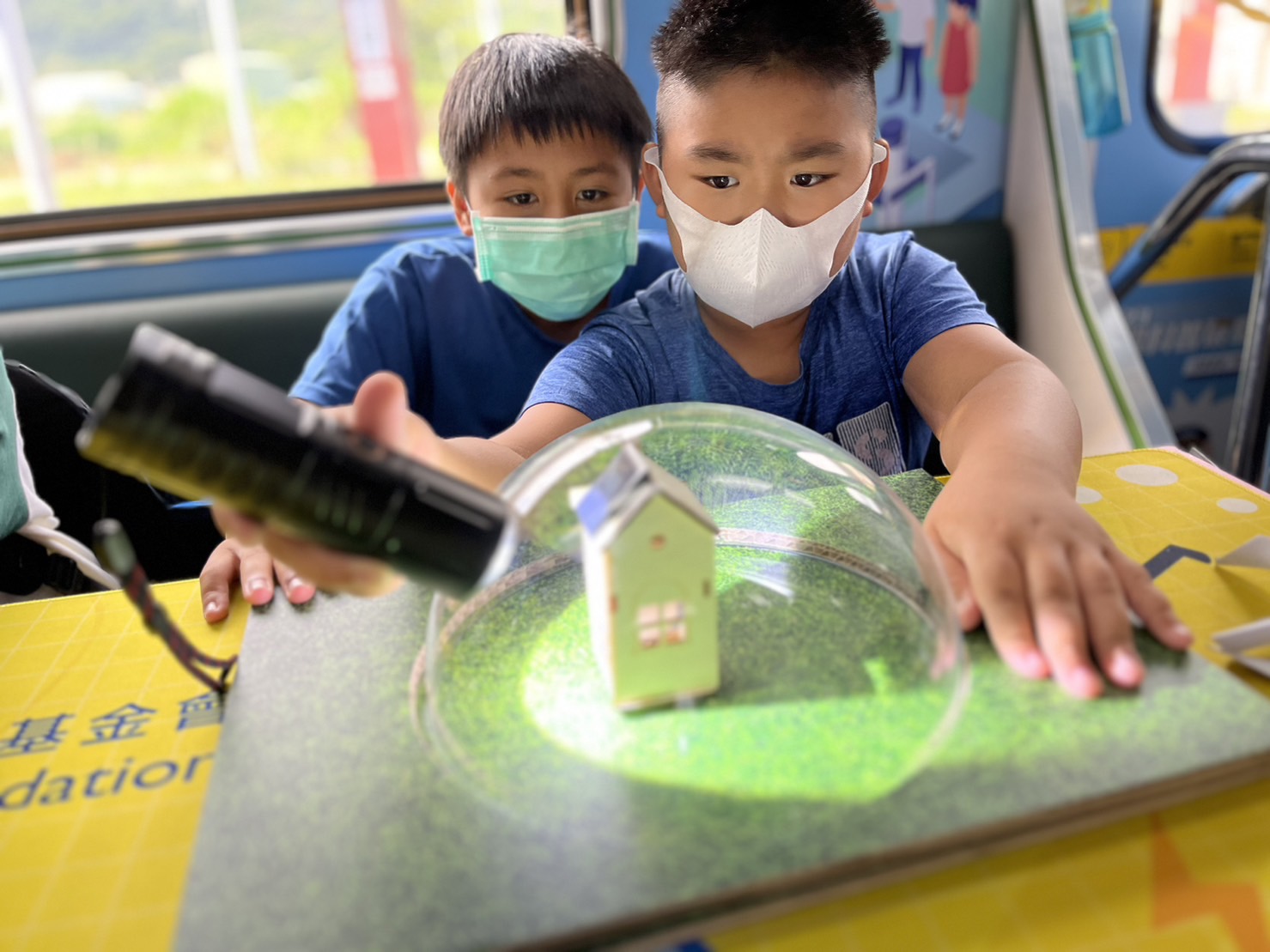 PA视讯參與基礎科學主題車廂，以STEAM教學精神，設計「逐日科學家」、「太陽能工程師」以及「淨零建築師」三大能源科普課程和實驗